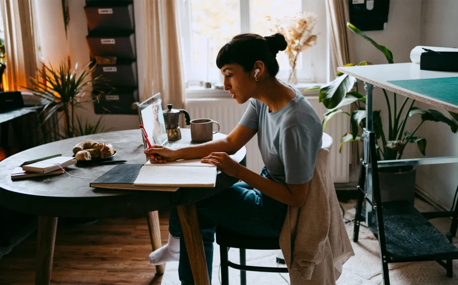 Side Hustle to Full-Time Business: When to Make the Leap