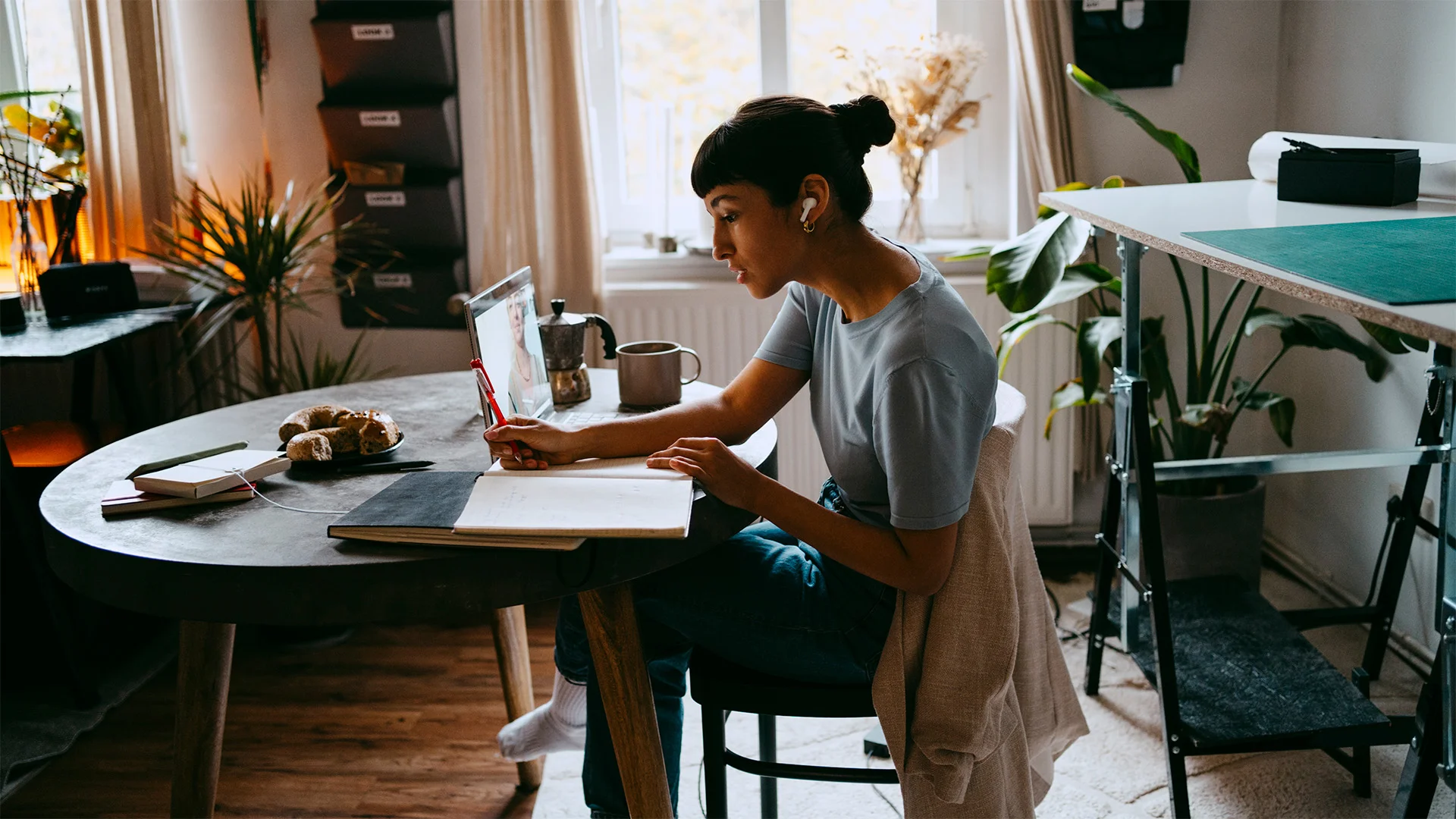 Side Hustle to Full-Time Business: When to Make the Leap
